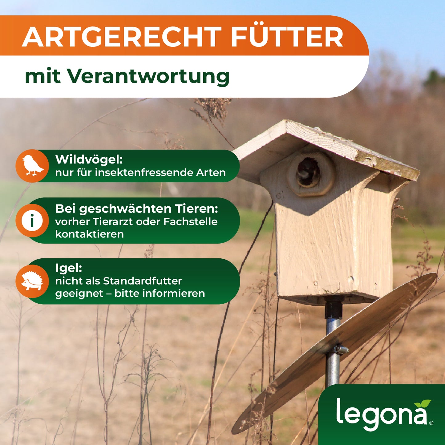 Vogelhaus auf Ständer in einer Wiese mit Texten zu "artgerechter Fütterung mit Verantwortung" von Legona