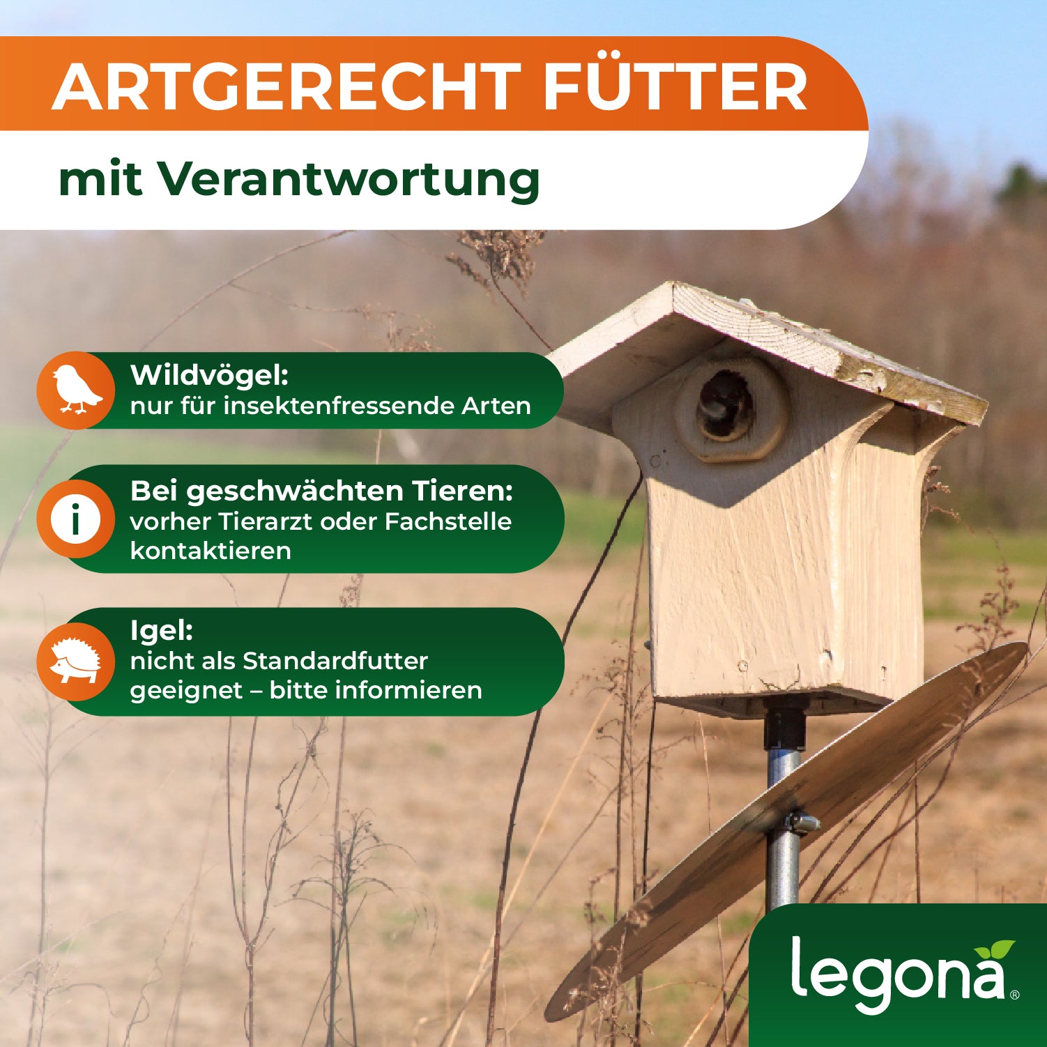 Vogelhaus auf Ständer in einer Wiese mit Texten zu "artgerechter Fütterung mit Verantwortung" von Legona