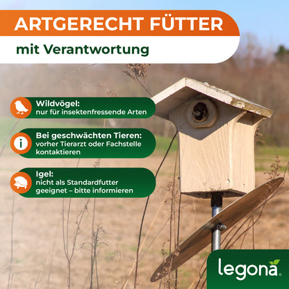 Vogelhaus auf Ständer in einer Wiese mit Texten zu "artgerechter Fütterung mit Verantwortung" von Legona