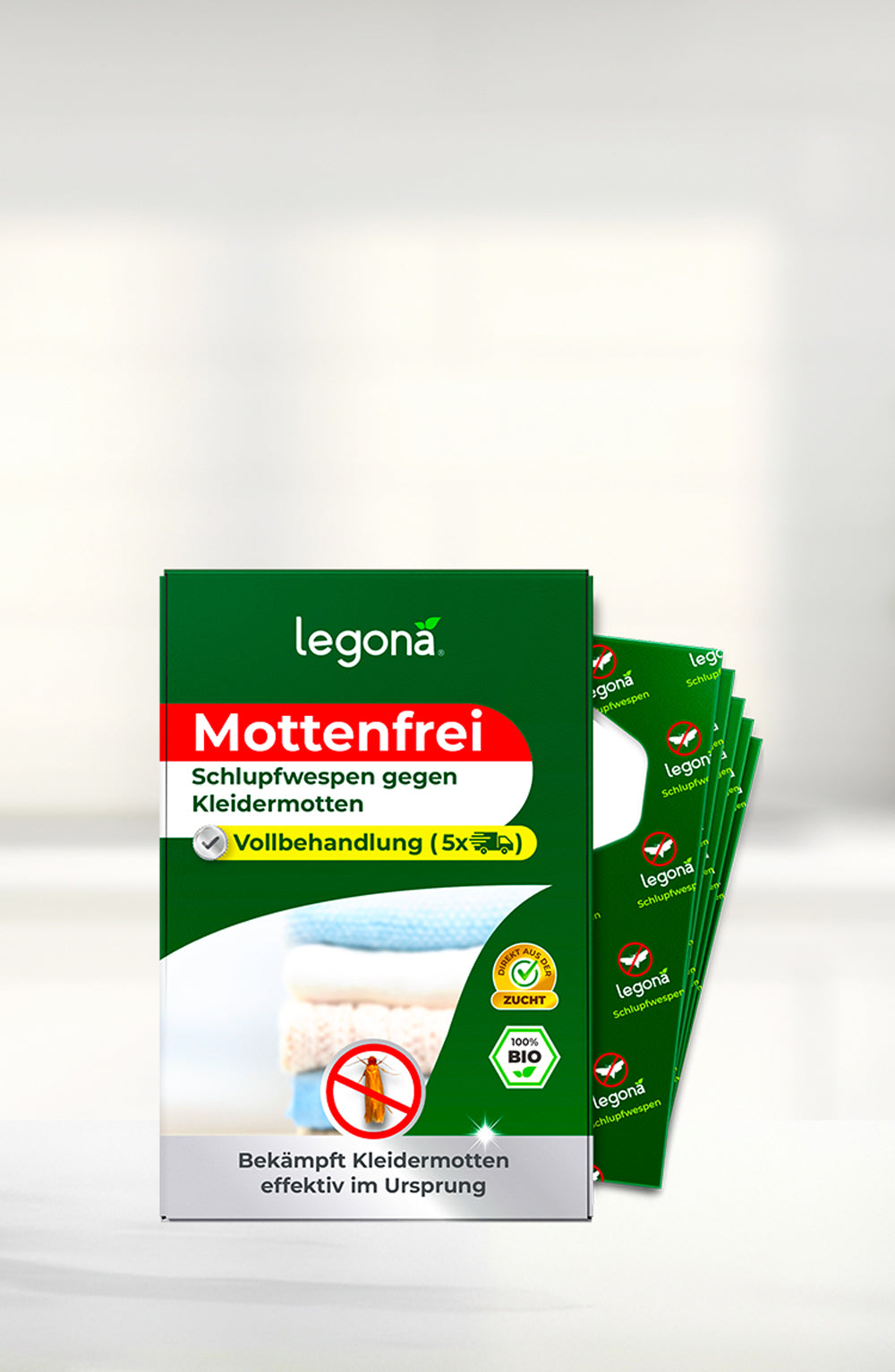 Verpackung von Legona Mottenfrei mit Text zu Schlupfwespen gegen Kleidermotten, daneben mehrere grüne Trägerstreifen im Fächer