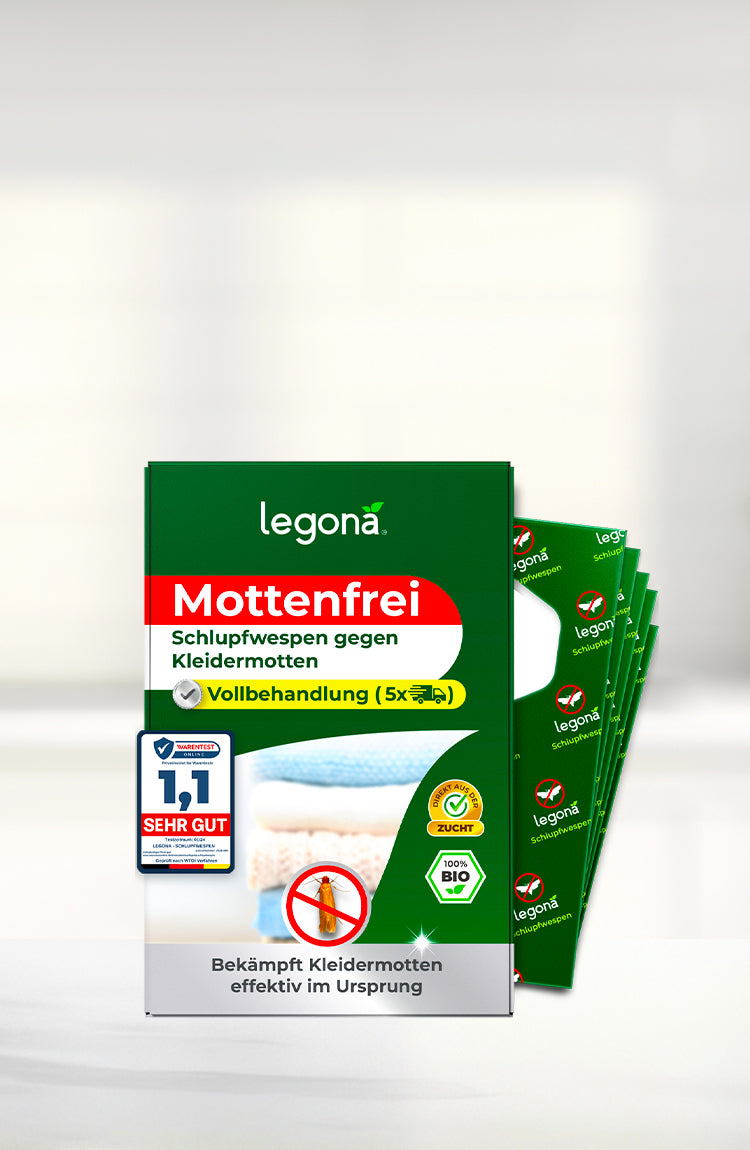 Verpackung von Legona Mottenfrei mit Text zu Schlupfwespen gegen Kleidermotten, daneben mehrere grüne Trägerstreifen im Fächer