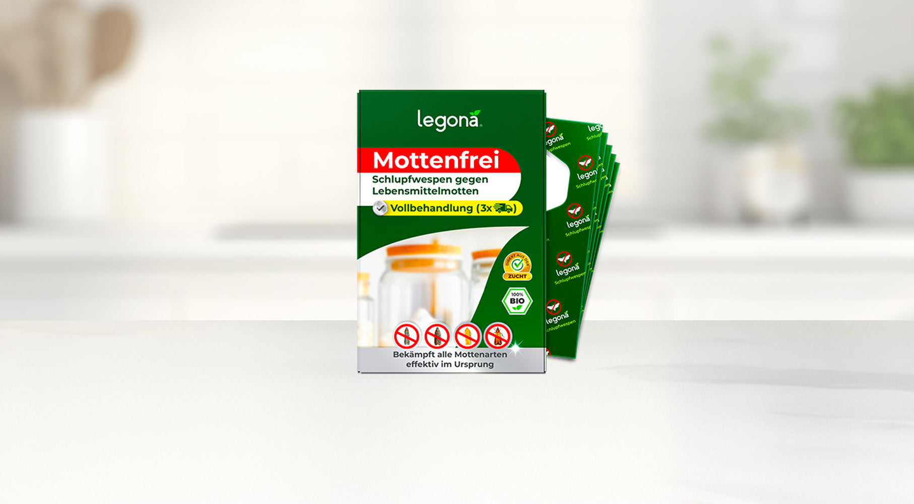 Verpackung von Legona Schlupfwespen gegen Lebensmittelmotten vor unscharfem Küchenhintergrund